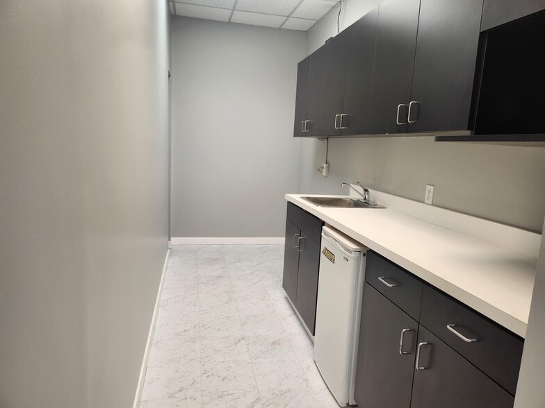 11203-11209 Jasper Ave NW, Edmonton, AB à louer - Photo intérieure – Image 3 sur 3