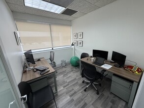 14750 NW 77th Ct, Miami Lakes, FL à louer Photo intérieure– Image 2 sur 6