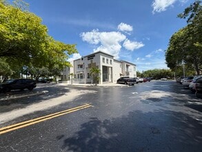 7101 W McNab Rd, Tamarac, FL à louer Photo de l’immeuble– Image 2 sur 15