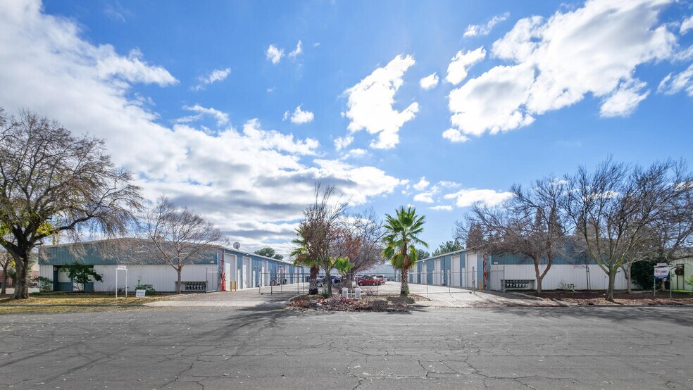 5764 E Fountain Way, Fresno, CA à louer - Photo de l’immeuble – Image 1 sur 6