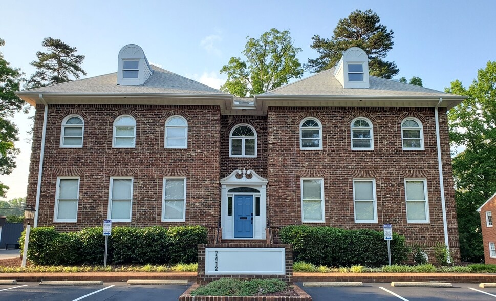 7412 Chapel Hill Rd, Raleigh, NC à louer - Photo principale – Image 1 sur 13