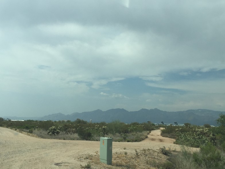 7373 E Valencia Rd, Tucson, AZ à vendre - Photo principale – Image 1 sur 2