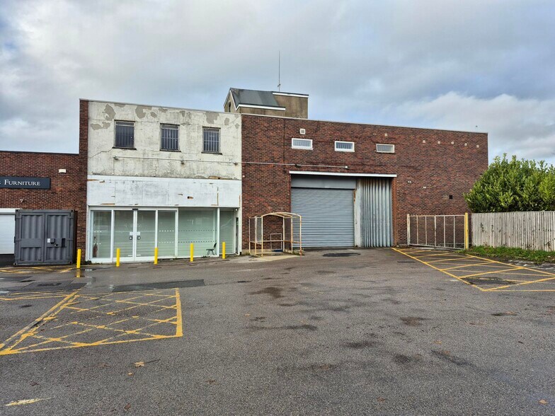 309-311 Lymington Rd, Christchurch à louer - Photo de l’immeuble – Image 2 sur 4