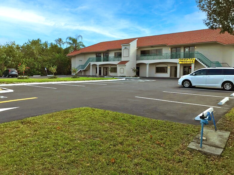 1326 SE Malabar Rd, Palm Bay, FL à vendre - Photo de l’immeuble – Image 1 sur 7