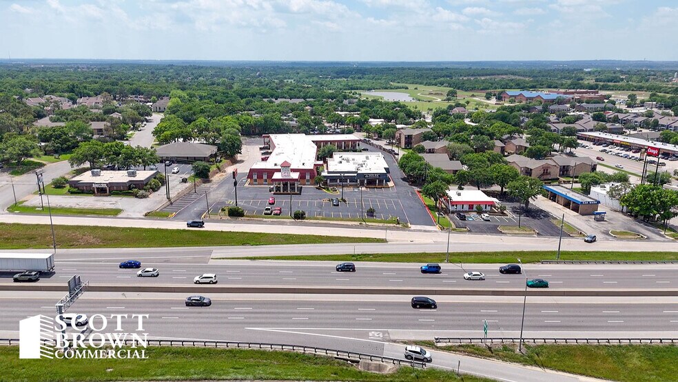 820 S Interstate 35 E, Denton, TX à louer - Photo de l’immeuble – Image 2 sur 22