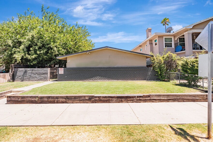 360 N Calaveras St, Fresno, CA à vendre - Photo de l’immeuble – Image 2 sur 24
