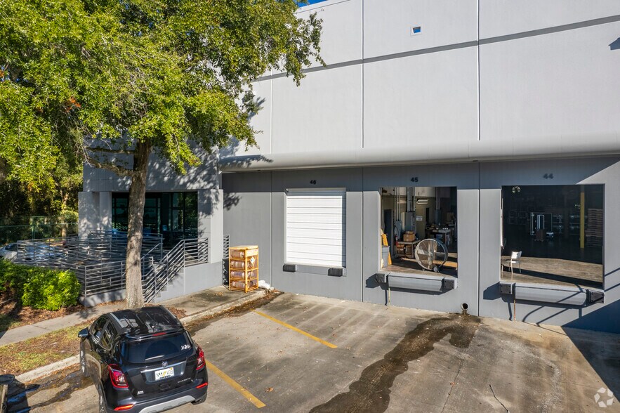 9203 King Palm Dr, Tampa, FL à louer - Photo de l’immeuble – Image 2 sur 23