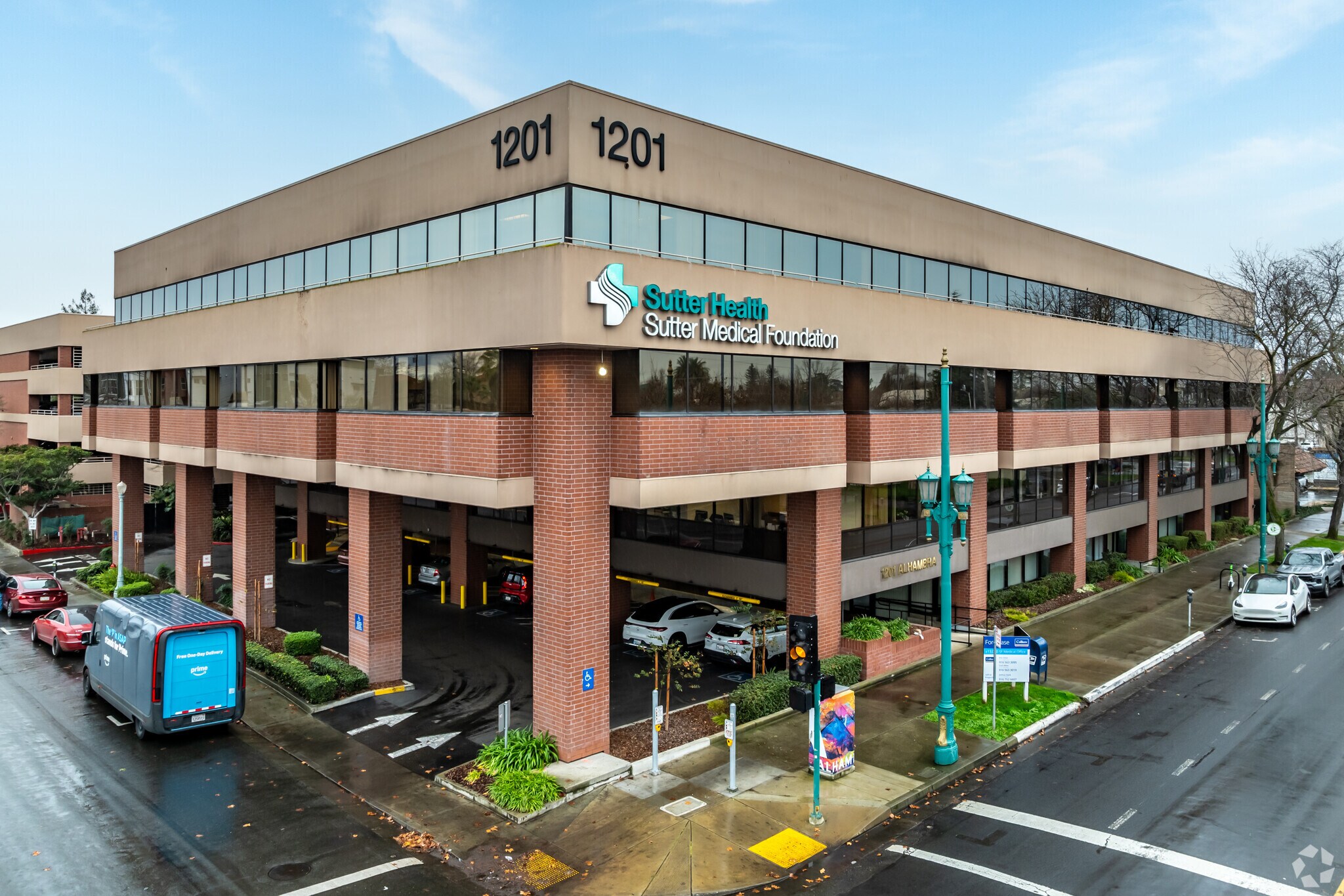 1201 Alhambra Blvd, Sacramento, CA à louer Photo principale– Image 1 sur 5