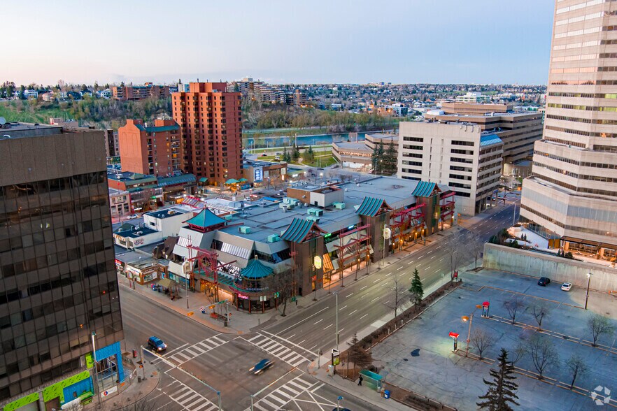 328 Centre St SE, Calgary, AB à vendre - Photo de l’immeuble – Image 2 sur 18