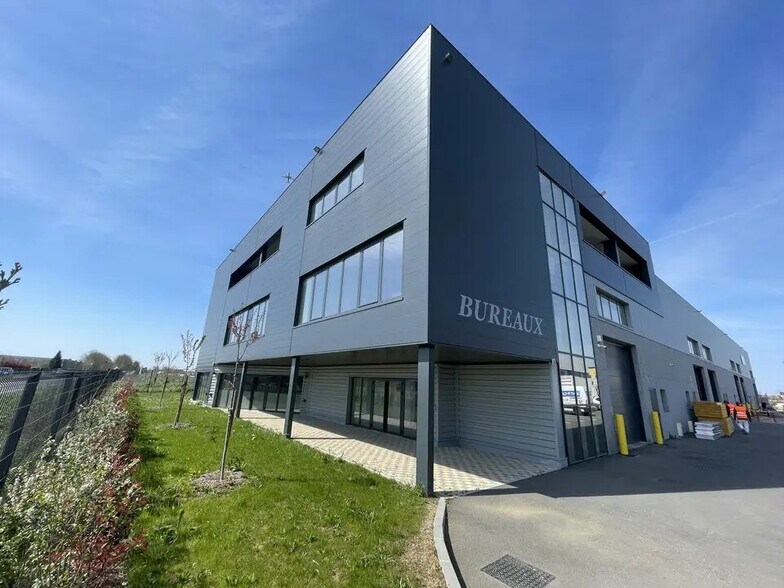 Local d’activités dans Le Mesnil-Amelot à louer - Photo de l’immeuble – Image 1 sur 13