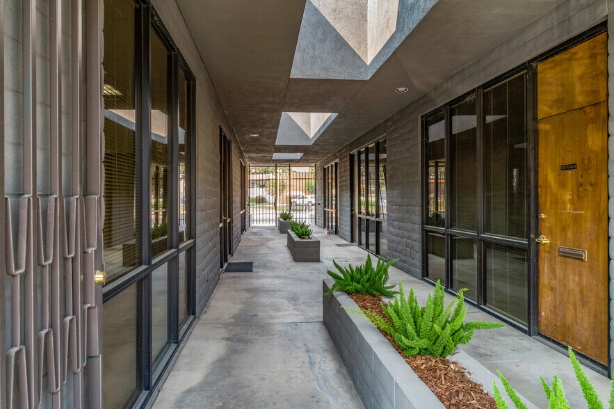 220 S Mooney Blvd, Visalia, CA à louer - Photo de l’immeuble – Image 3 sur 7