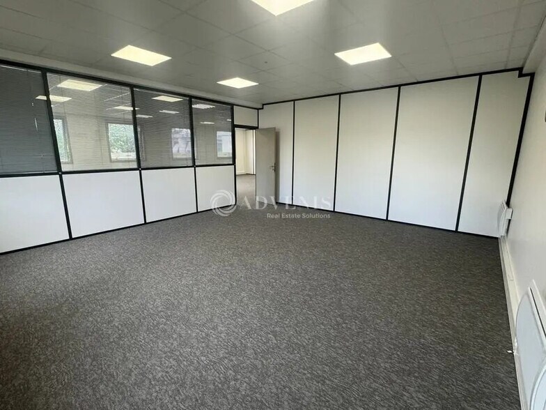 Bureau dans Tremblay-en-France à louer - Photo de l’immeuble – Image 3 sur 7