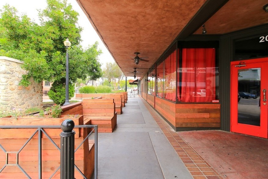 201 E 2nd St, Pomona, CA à louer - Photo de l’immeuble – Image 3 sur 16