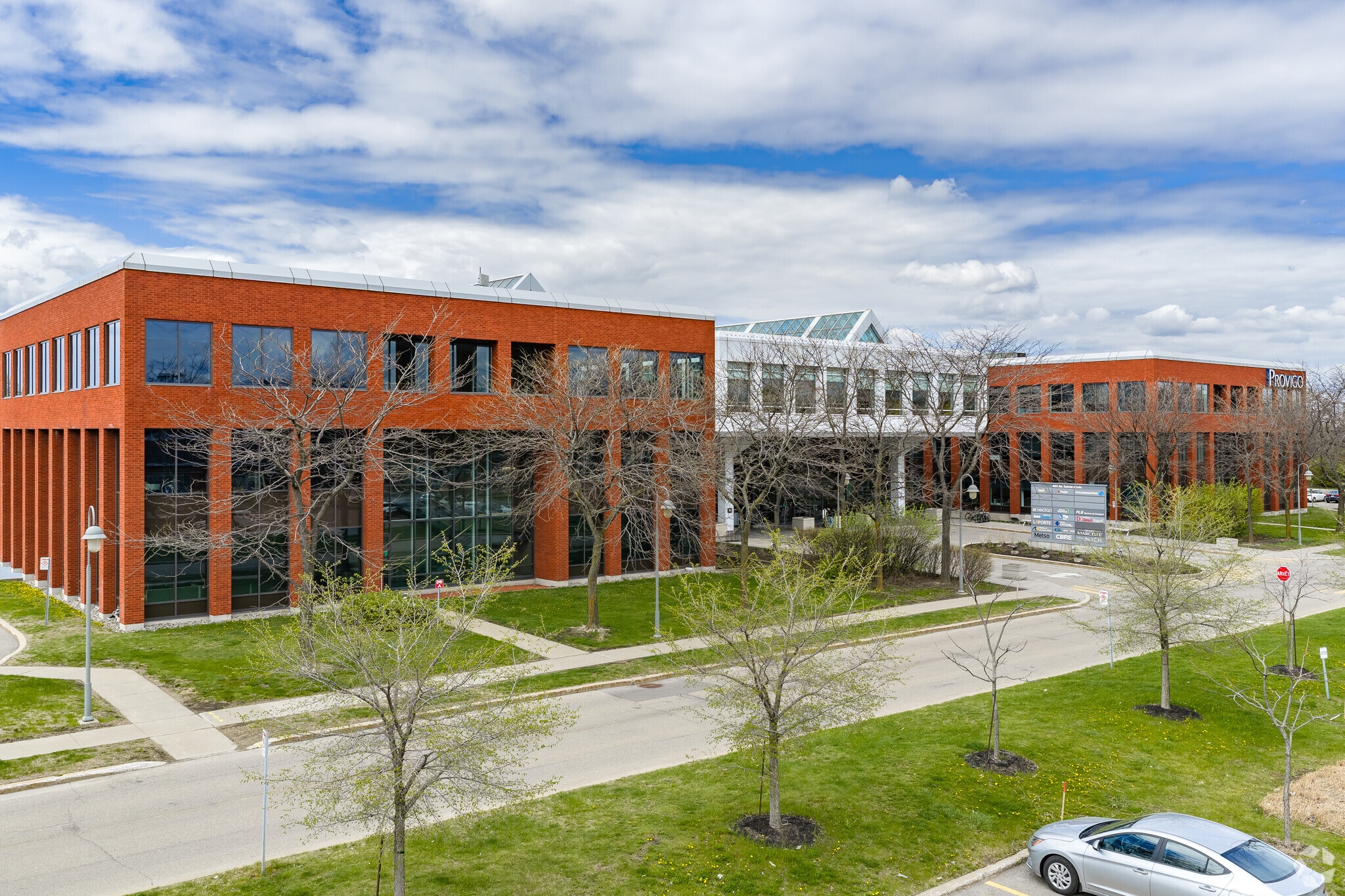 400 Av Sainte-Croix, Saint-Laurent, QC à louer Photo principale– Image 1 sur 6