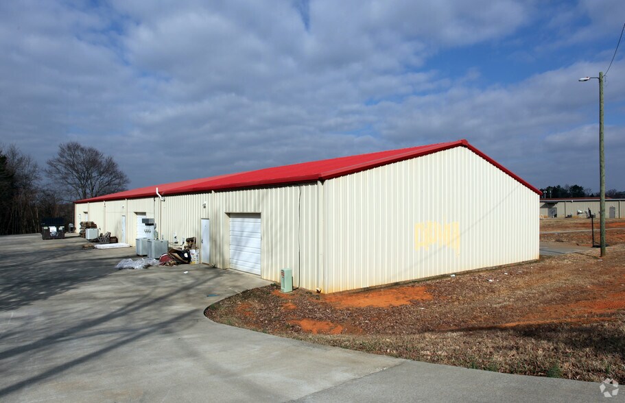 714 Carolina Ave, Yadkinville, NC à louer - Photo de l’immeuble – Image 3 sur 4