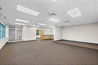 44099 Plymouth Oaks Blvd, Plymouth, MI à louer Photo de l’immeuble– Image 2 sur 4