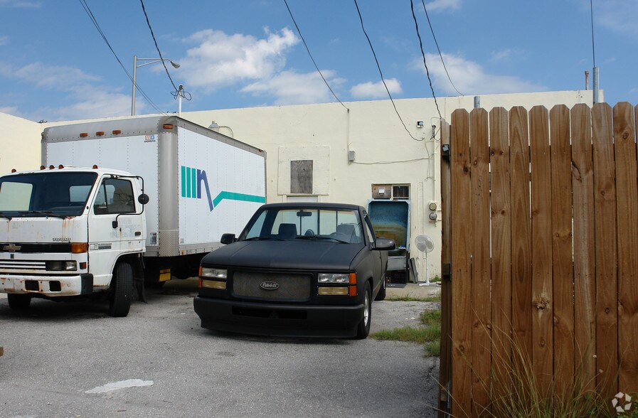 730-732 Belvedere Rd, West Palm Beach, FL à louer - Photo de l’immeuble – Image 3 sur 4