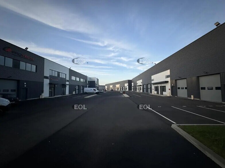 Local d’activités dans Savigny-le-Temple à louer - Photo de l’immeuble – Image 2 sur 7