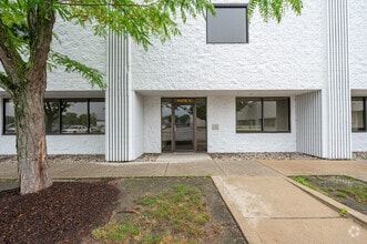 1810 S Lynhurst Dr, Indianapolis, IN à louer Photo de l’immeuble– Image 2 sur 15