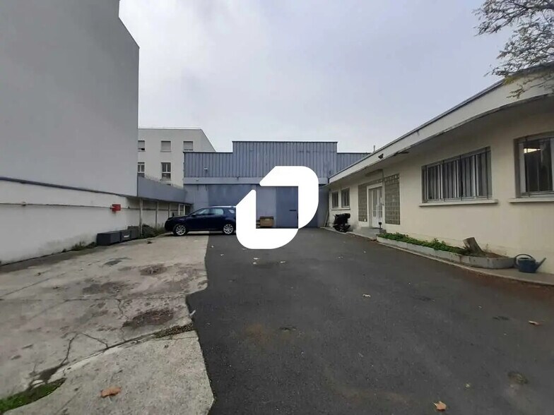 Local d'activités dans Saint-Denis à vendre - Photo de l’immeuble – Image 2 sur 8