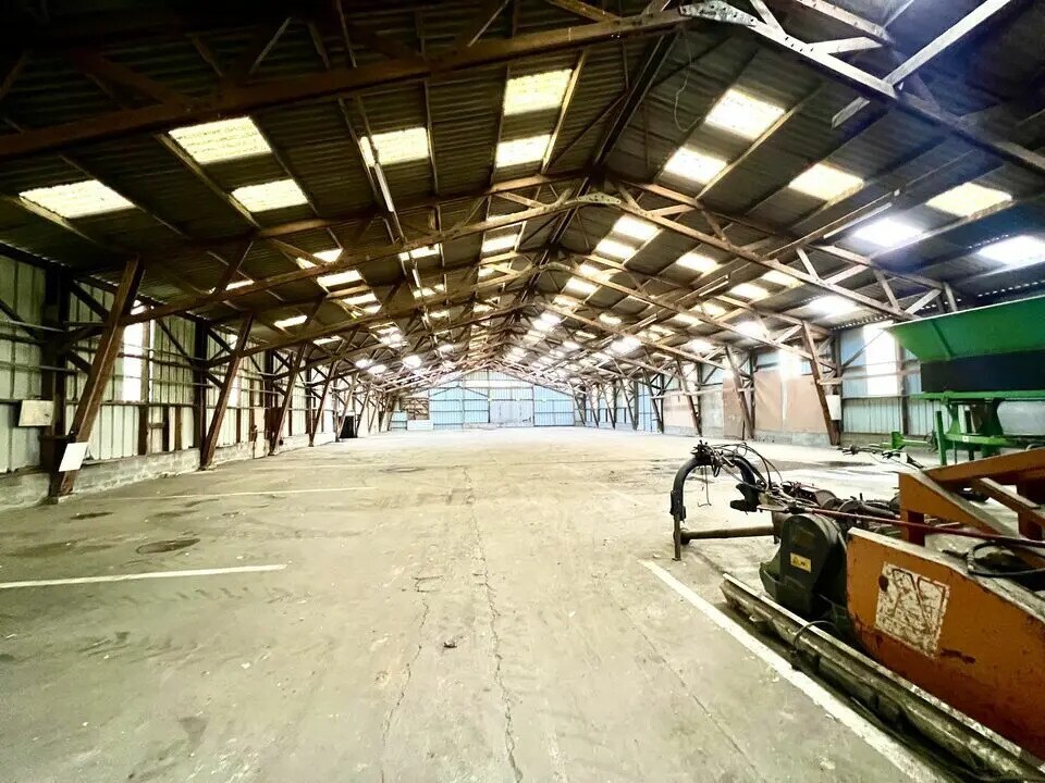 Local d'activités dans Saint-Léonard à vendre Photo intérieure– Image 1 sur 2