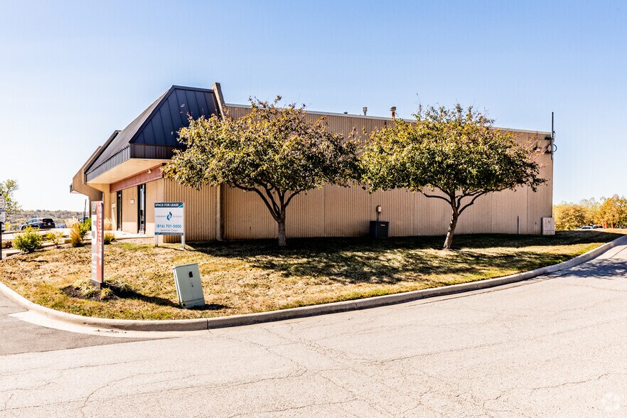 1134-1150 W Cambridge Circle Dr, Kansas City, KS à louer - Photo de l’immeuble – Image 2 sur 22