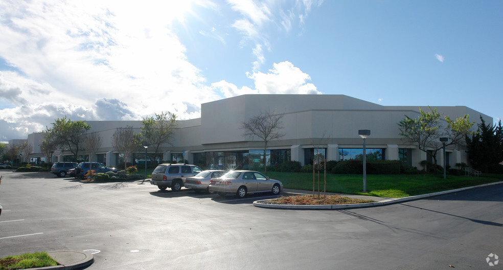 3601-3645 Westwind Blvd, Santa Rosa, CA à louer - Photo principale – Image 1 sur 4