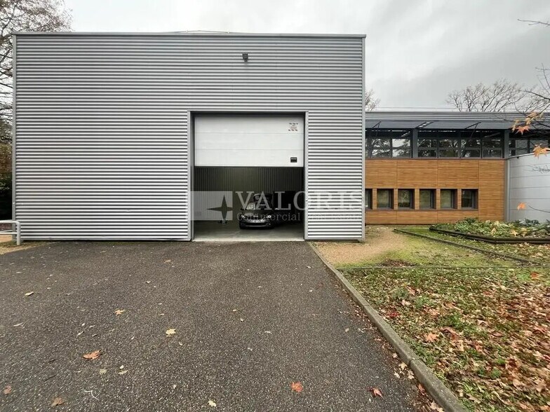 Local d’activités dans Écully à louer - Photo de l’immeuble – Image 2 sur 12