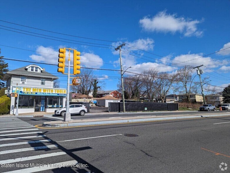 4185 Hylan Blvd, Staten Island, NY à louer - Photo de l’immeuble – Image 2 sur 5