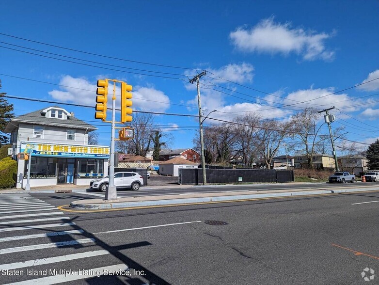 4185 Hylan Blvd, Staten Island, NY à louer - Photo de l’immeuble – Image 3 sur 3