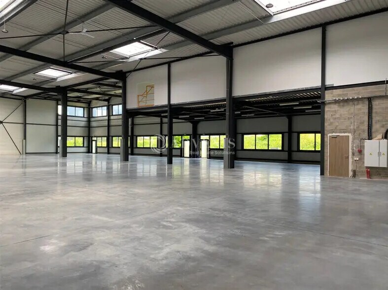 Local d'activités dans Vaulx-en-Velin à vendre - Photo de l’immeuble – Image 2 sur 4