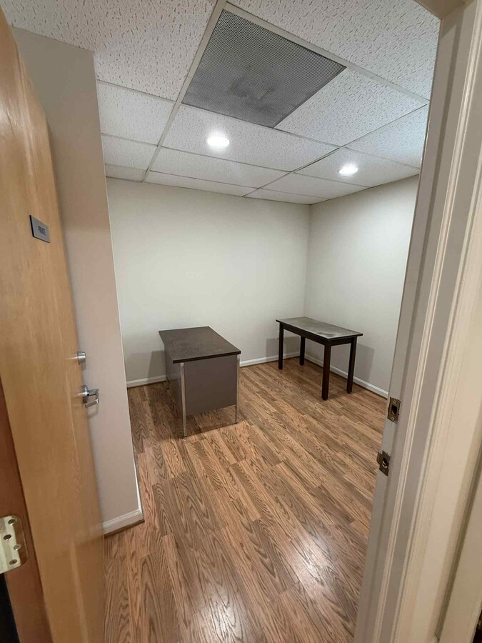 6116 Rolling Rd, Springfield, VA 22152 - Lot 216 - - Photo intérieure - Image 1 of 16