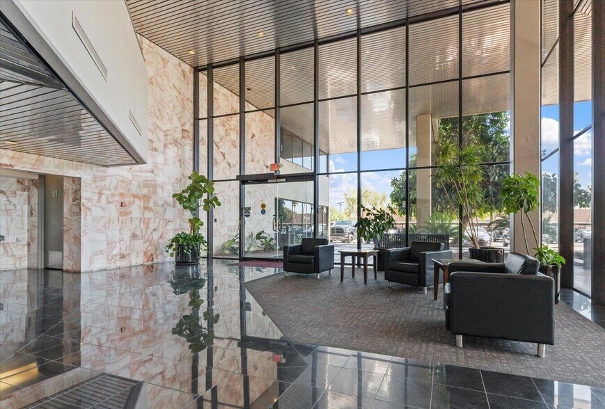 2633 E Indian School Rd, Phoenix, AZ à vendre - Hall d’entrée – Image 1 sur 23