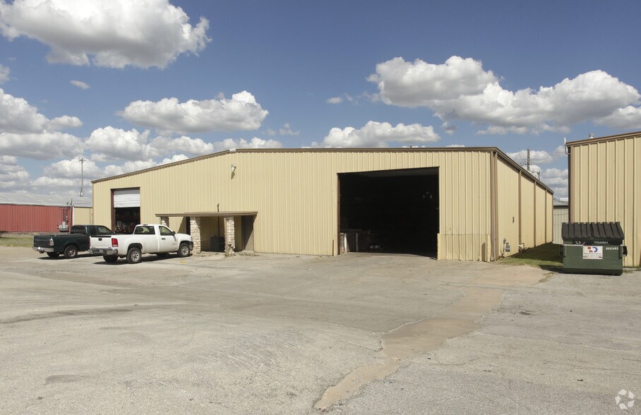 9201 Brown Ln portefeuille de 2 biens à vendre sur LoopNet.fr - Photo principale – Image 1 sur 2