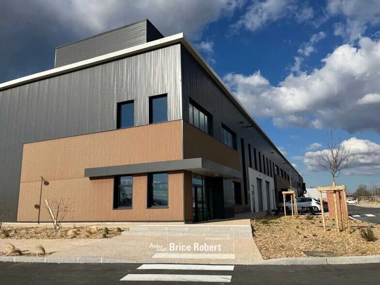 Local d’activités dans Saint-Priest à louer - Photo de l’immeuble – Image 2 sur 10