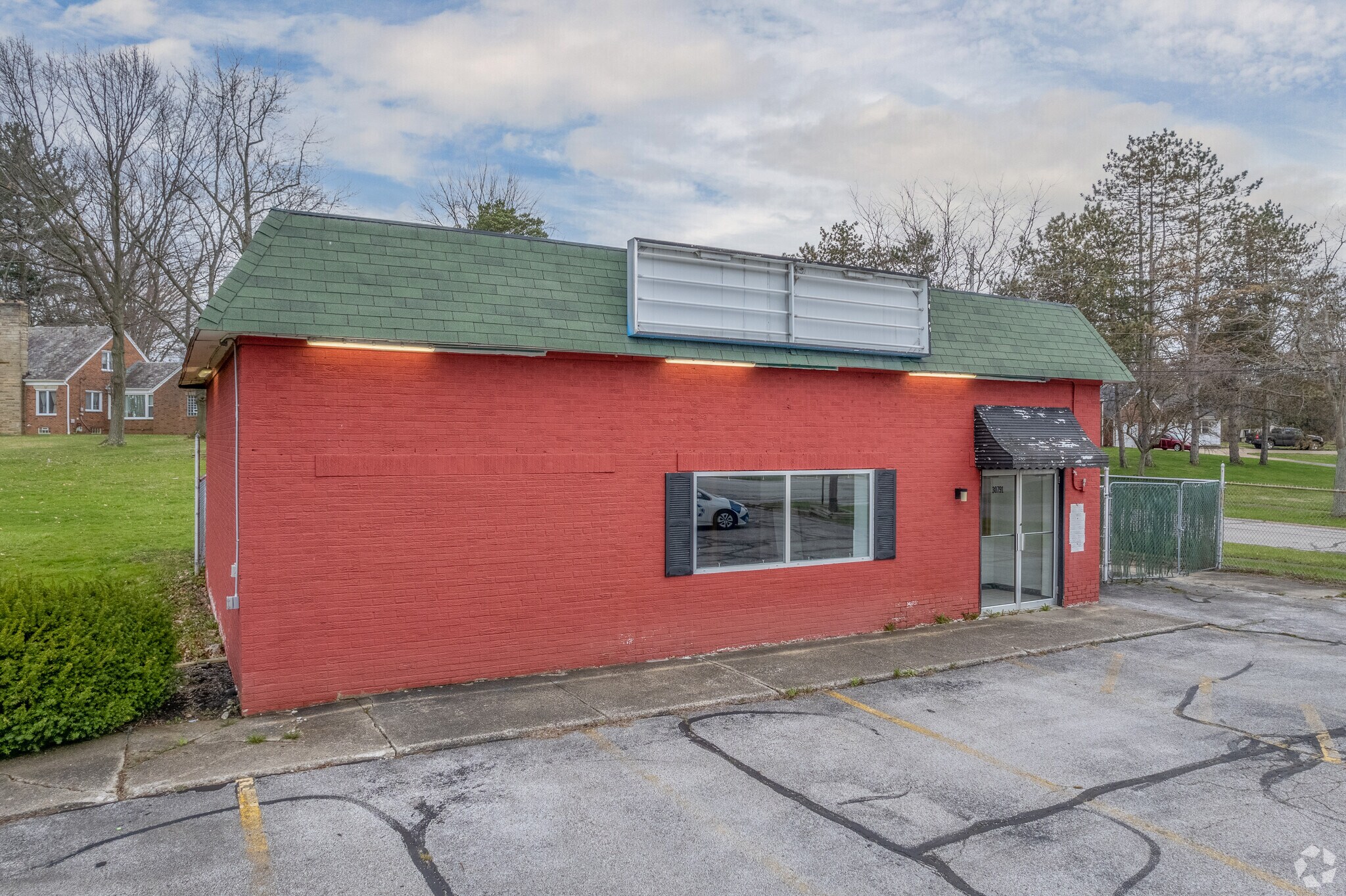 30791 Lorain Rd, North Olmsted, OH à vendre Photo principale– Image 1 sur 6