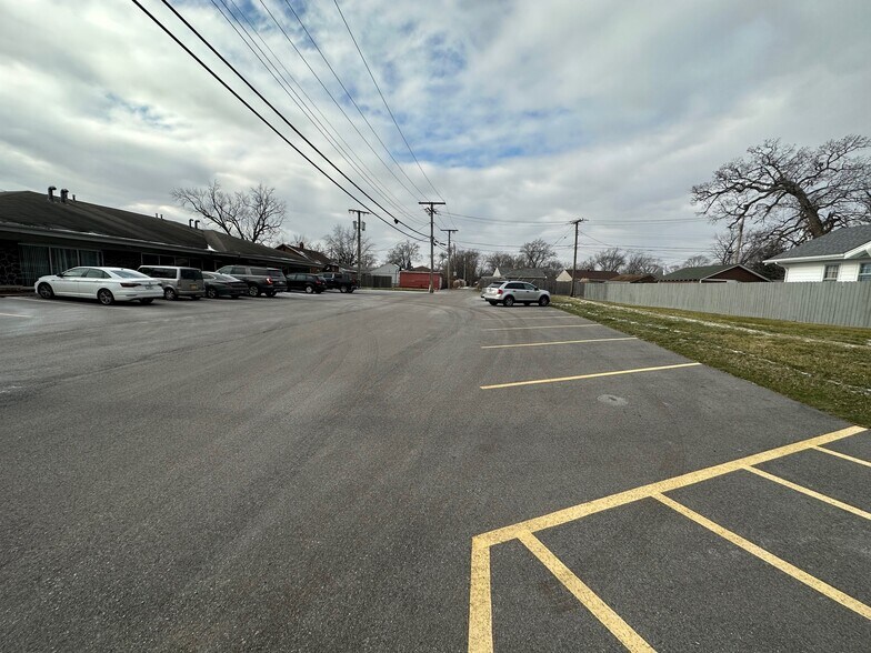 904 W Old Ridge Rd, Hobart, IN à louer - Photo de l’immeuble – Image 2 sur 2