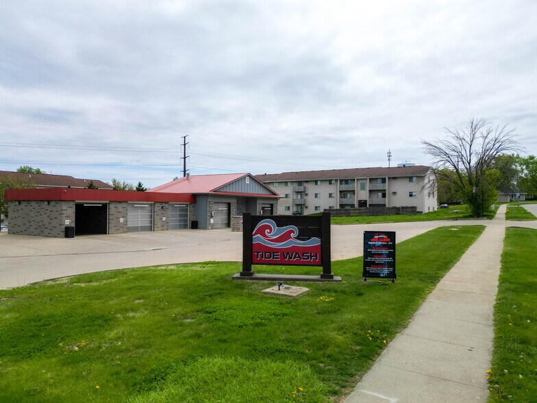 875 Sherrylynn Blvd, Pleasant Hill, IA à vendre - Photo de l’immeuble – Image 2 sur 22