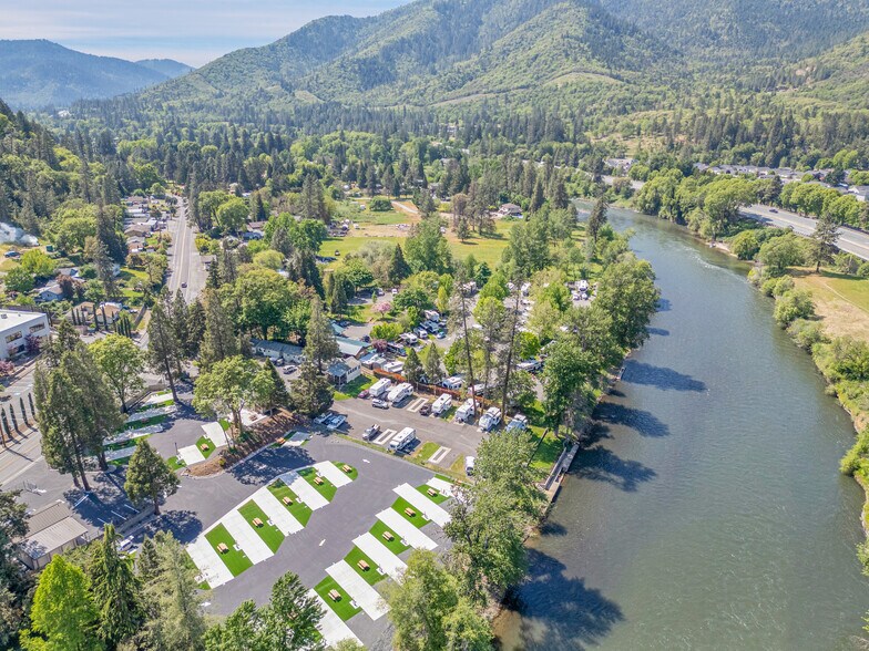 8880 Rogue River Hwy, Grants Pass, OR à vendre - Photo de l’immeuble – Image 2 sur 11