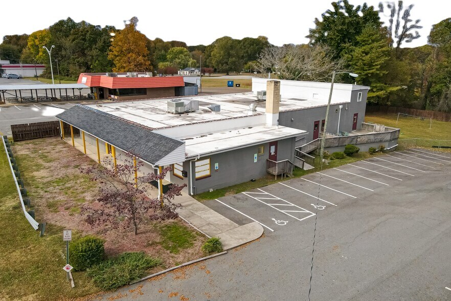 5016 Old Walkertown Rd, Winston-Salem, NC à vendre - Photo de l’immeuble – Image 2 sur 16