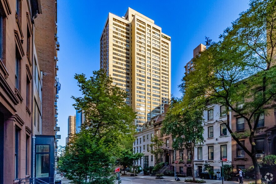 560-576 Third Ave, New York, NY à louer - Photo de l’immeuble – Image 3 sur 8