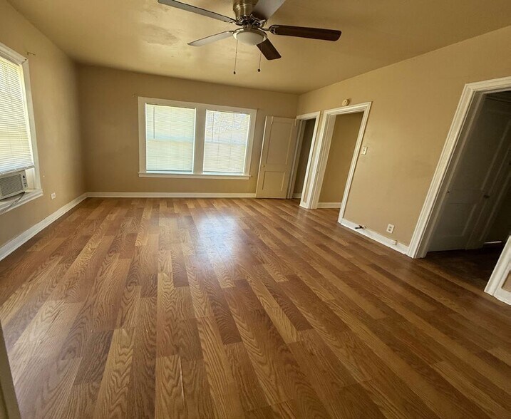 2502 White Oak Dr, Houston, TX à vendre - Photo intérieure – Image 3 sur 5