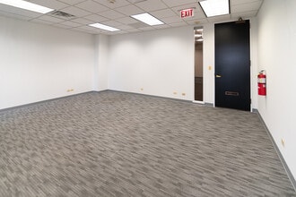 1701 E Woodfield Rd, Schaumburg, IL à louer Photo intérieure– Image 2 sur 4