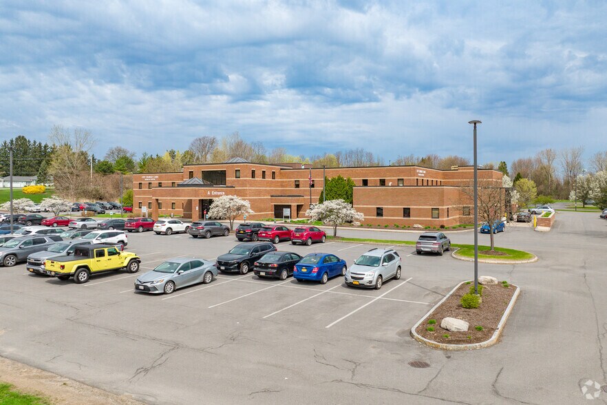 4939 Brittonfield Pky, East Syracuse, NY à louer - Photo de l’immeuble – Image 2 sur 6