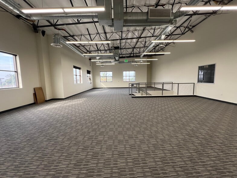 4910 Azusa Canyon Rd, Irwindale, CA à louer - Photo de l’immeuble – Image 3 sur 9