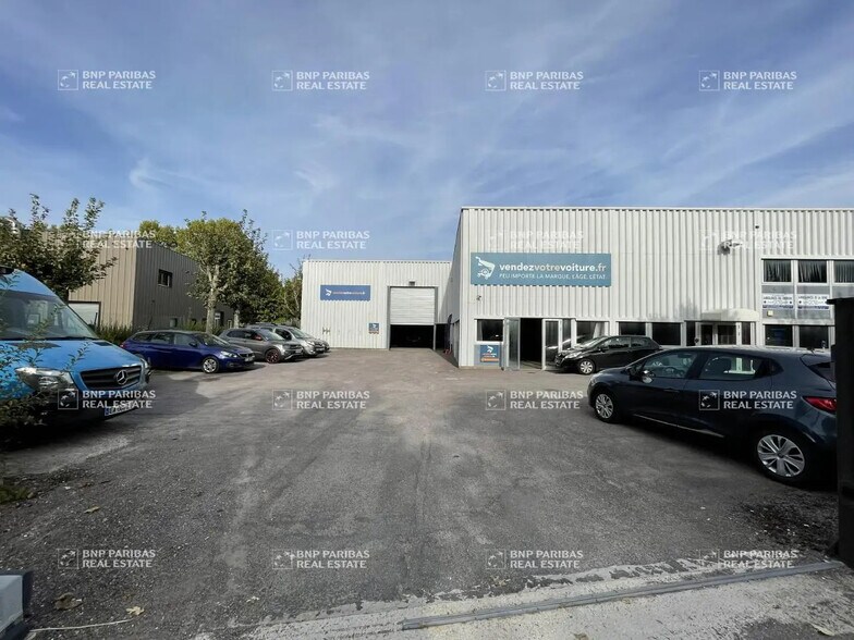 Local d’activités dans Montigny-le-Bretonneux à louer - Photo de l’immeuble – Image 1 sur 10