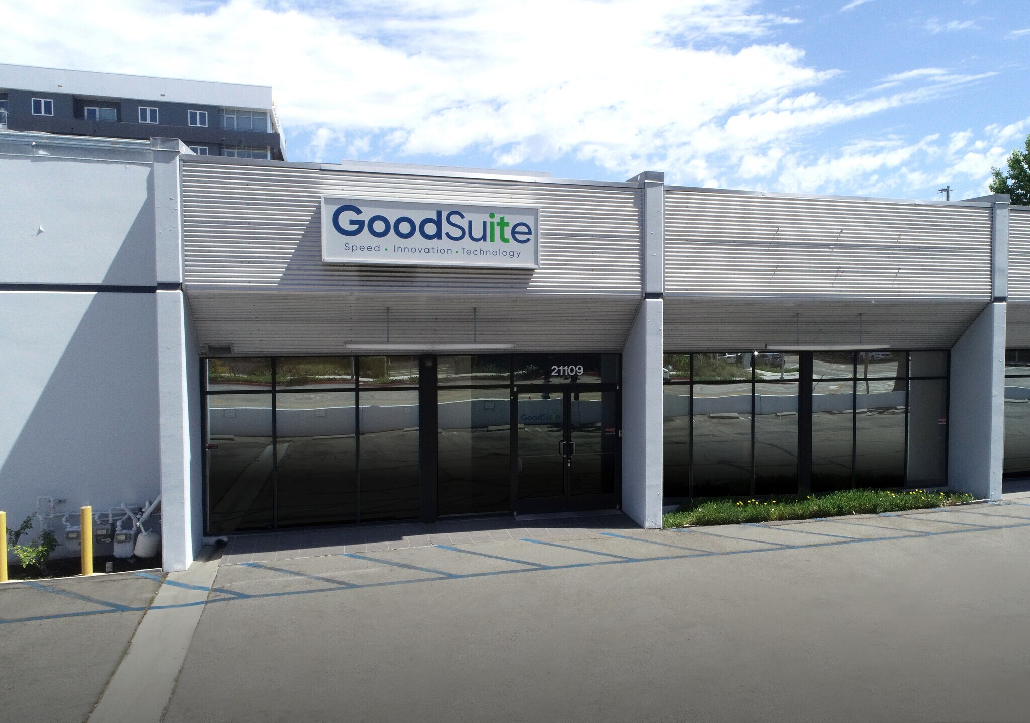 21101-21115 Oxnard St, Woodland Hills, CA à louer Photo de l’immeuble– Image 1 sur 7