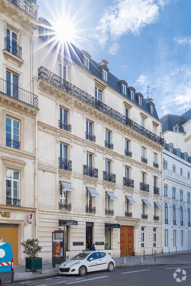 Avenue Matignon, Paris à louer - Photo de l’immeuble – Image 2 sur 3