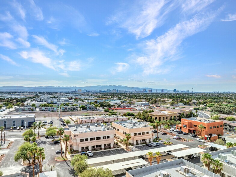 2920 N Green Valley Pky, Henderson, NV à louer - Photo de l’immeuble – Image 2 sur 36
