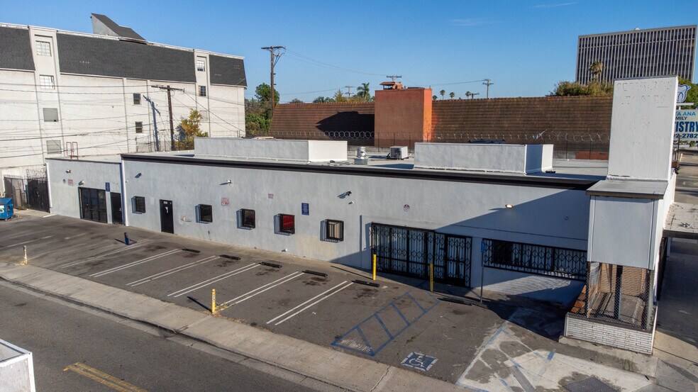 1327 N Main St, Santa Ana, CA à vendre - Photo de l’immeuble – Image 2 sur 17